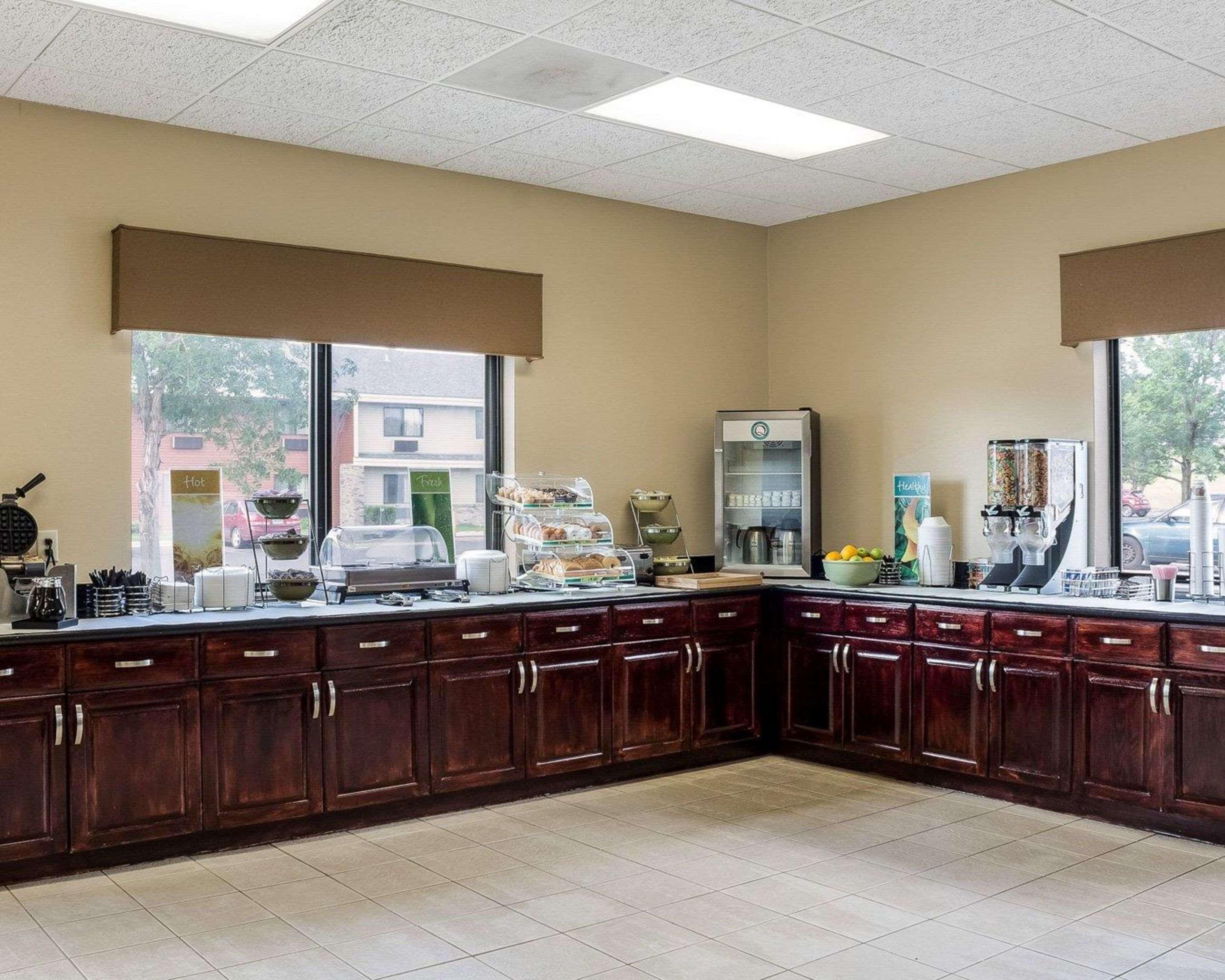 Фото Quality Suites Near West Acres