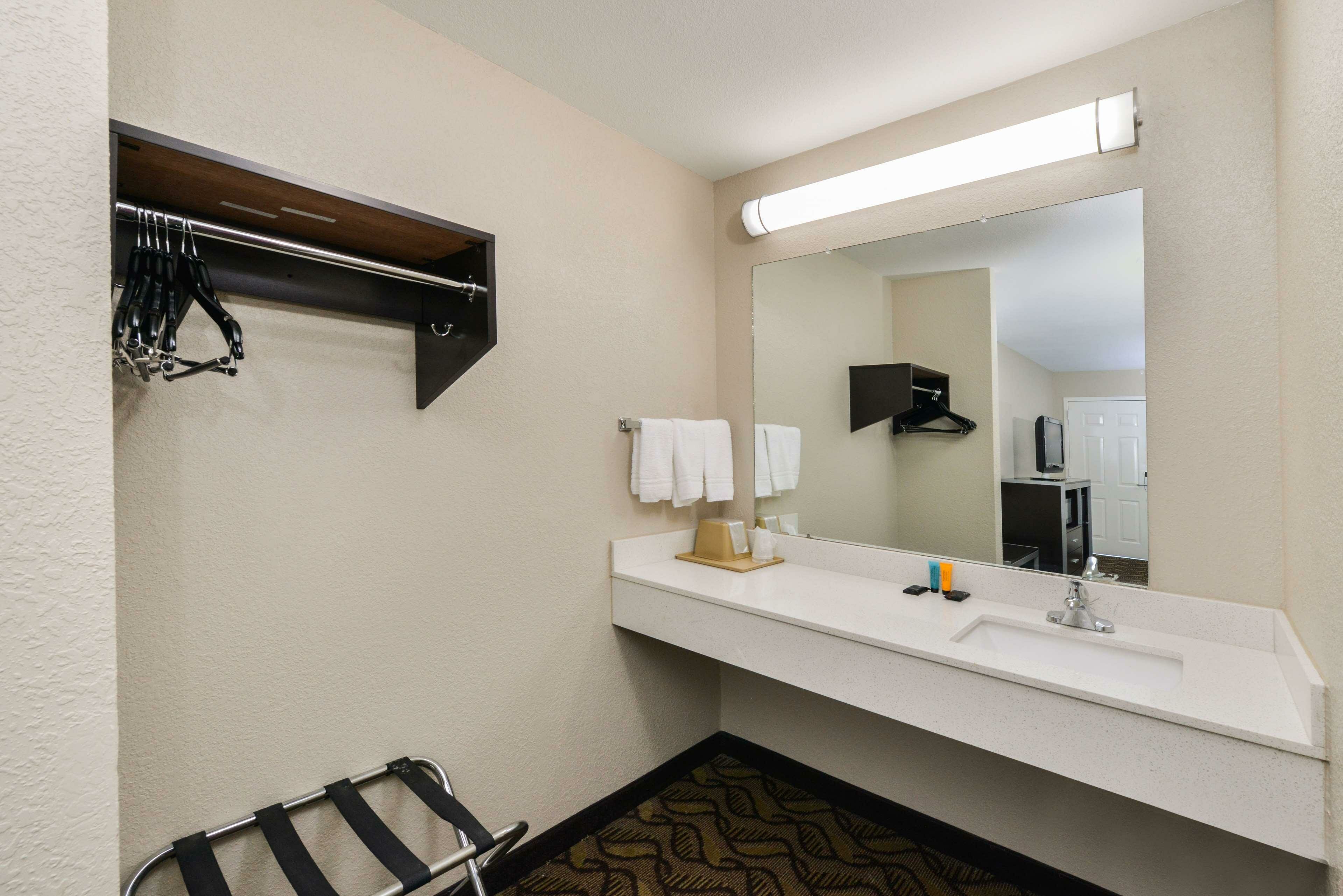 Фото Americas Best Value Inn Pasadena Houston