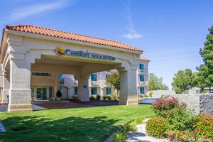 Гостиница Comfort Inn & Suites Lancaster Antelope Valley в Палмдэйле