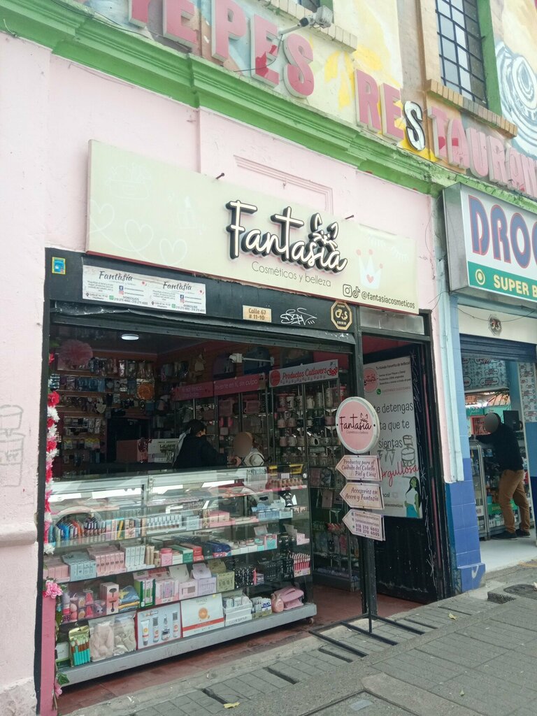 Beauty salon equipment Fantasía cosméticos y belleza, Bogota, photo