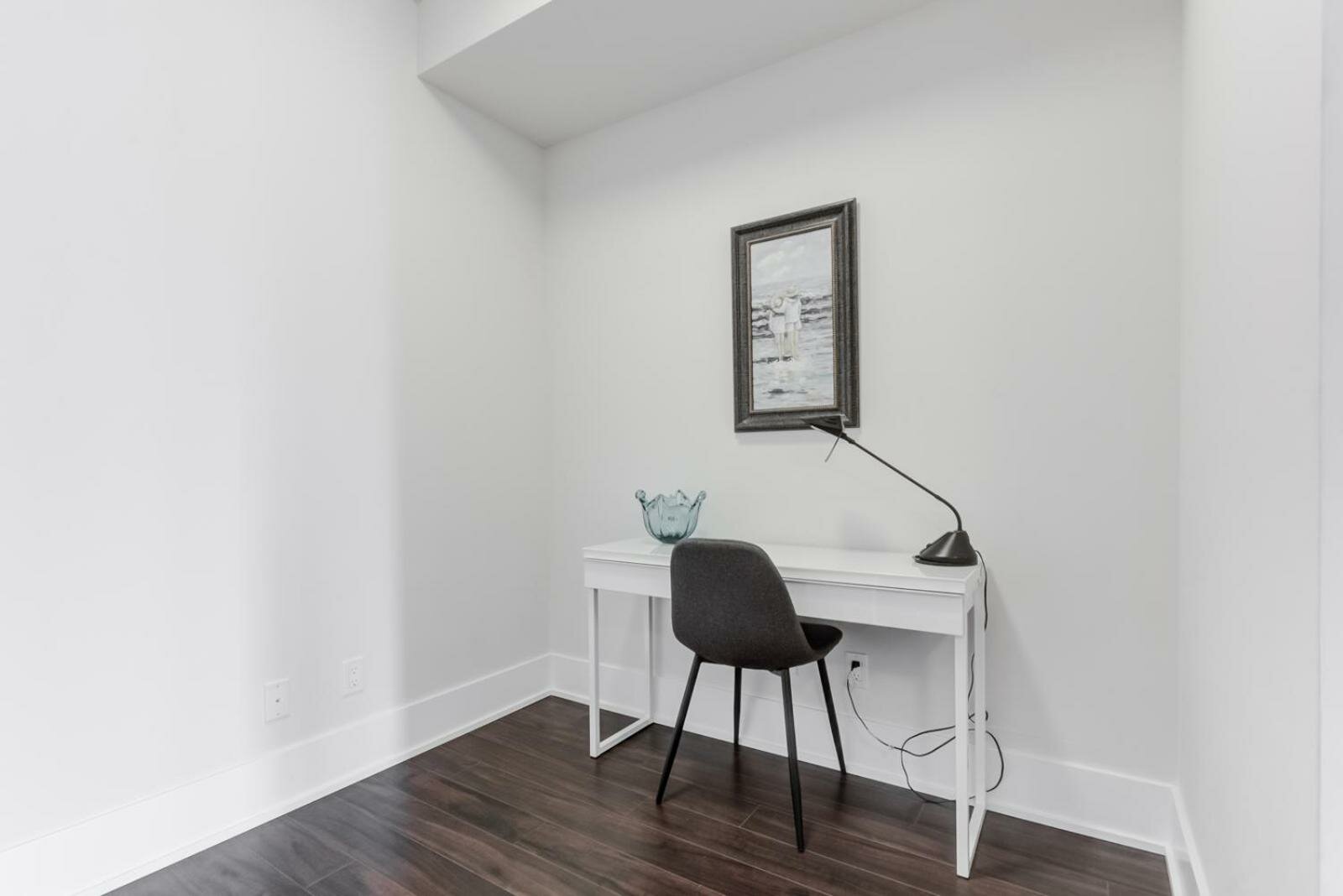 Фото E. S. i Furnished Suites at the Acc