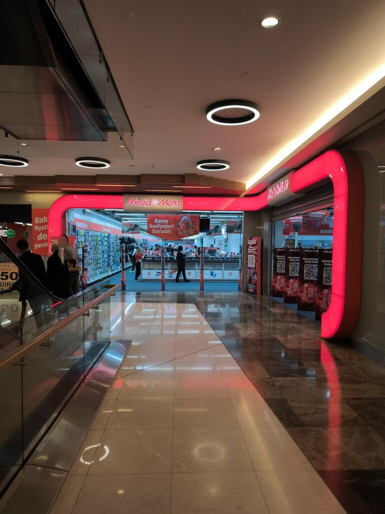 متجر أجهزة إلكترونية MediaMarkt Trump Towers ، اسطنبول، صورة