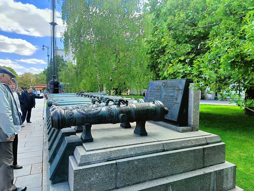 Monument to technology Russian cannons of the XVII-XVIII centuries, Moscow, photo