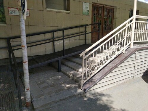 Әйел өз-өзіне шашу шашады