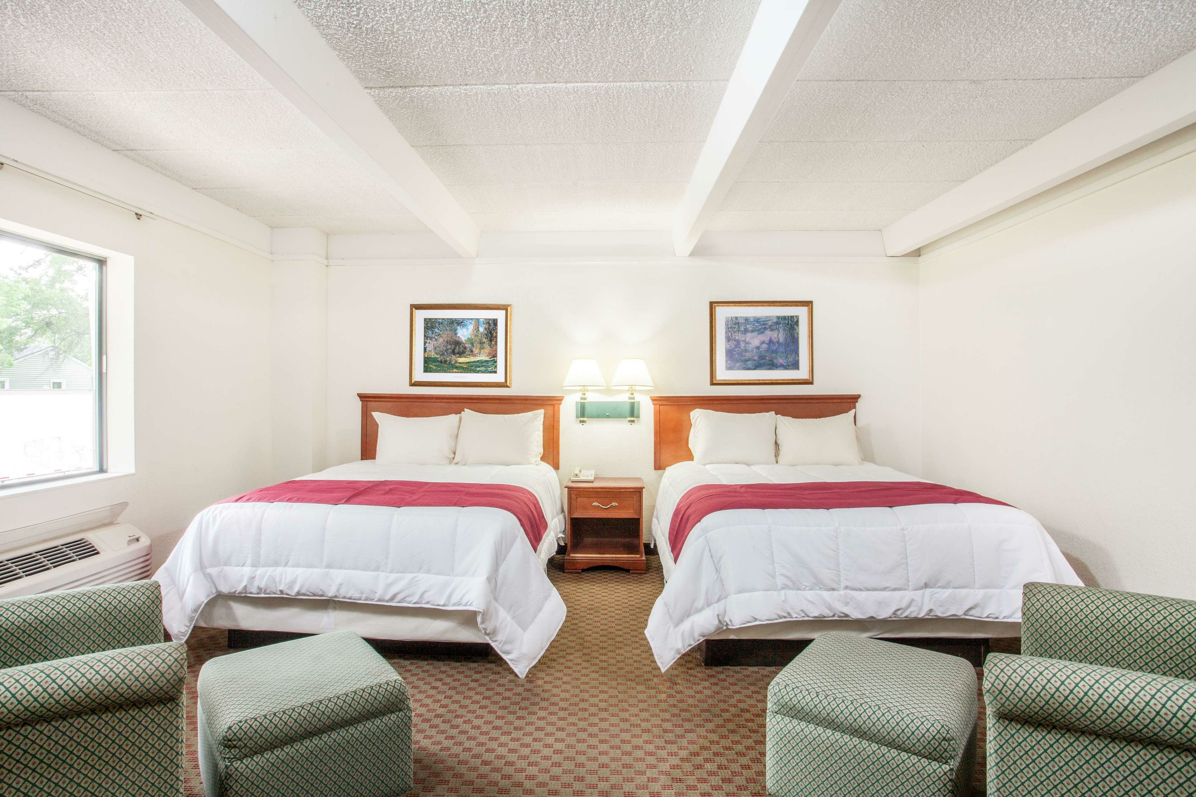 Фото Days Inn by Wyndham Columbia I-70