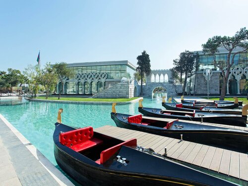 Гостиница Fairmont Baku Flame Towers в Баку