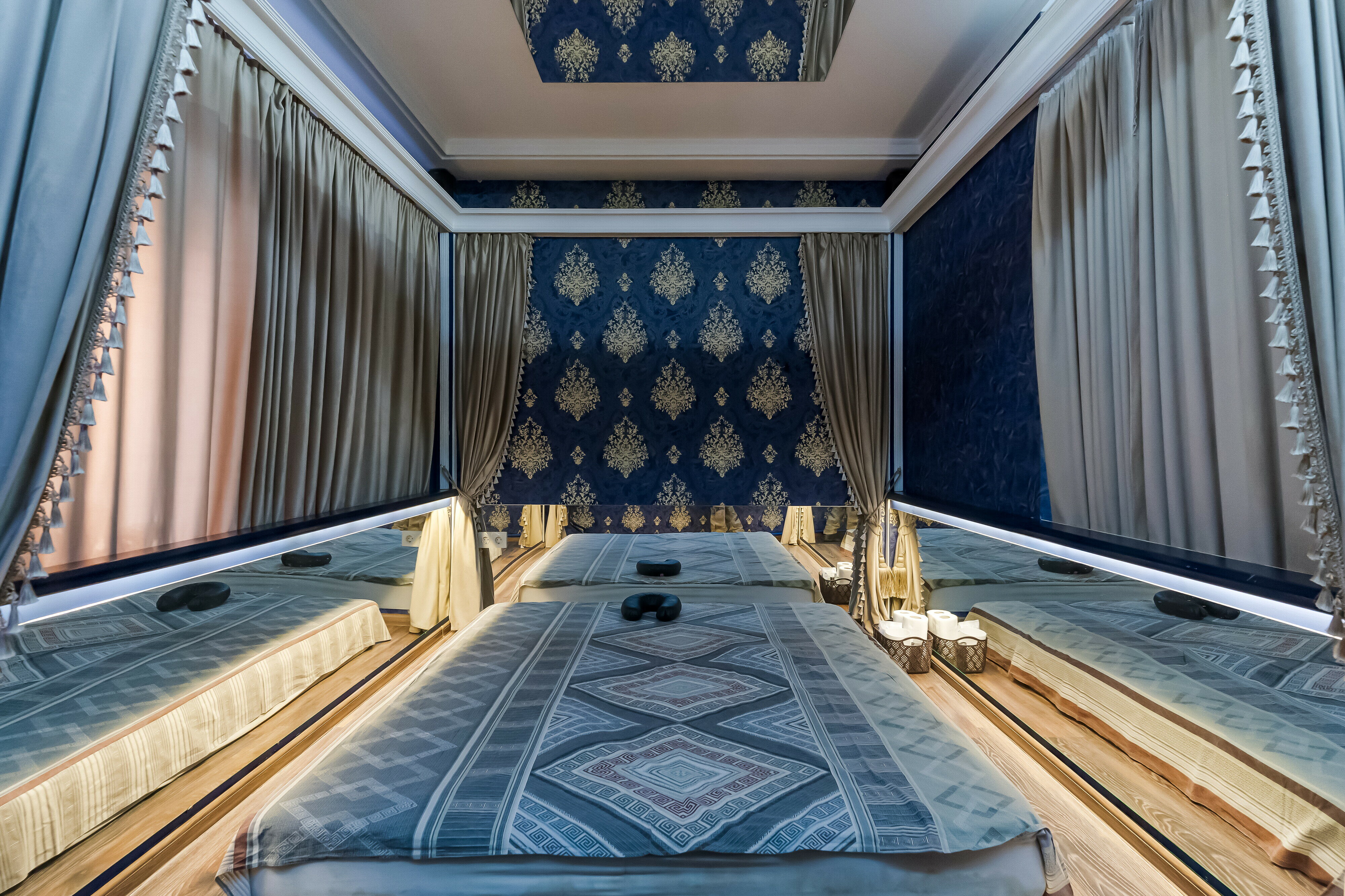 Yetuk ayollar har bir teshikda gangbanged olish.