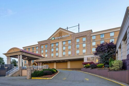Гостиница Days Hotel by Wyndham North Bergen Nyc Area в Секаукусе