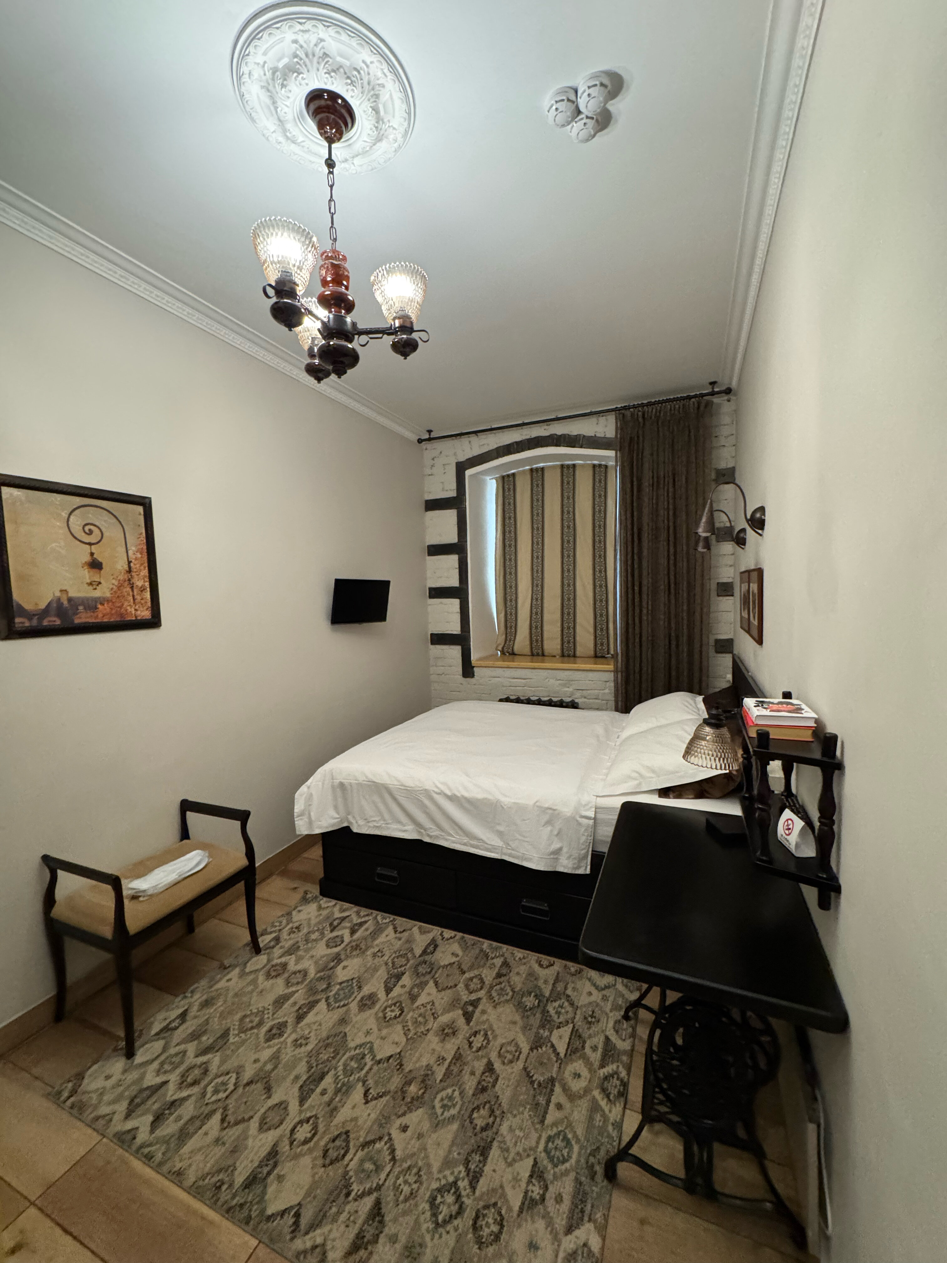 Фото Brick Walls Hotel