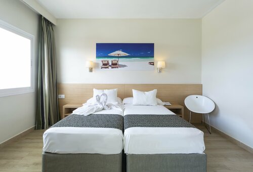 Гостиница Samos в Магалуфе