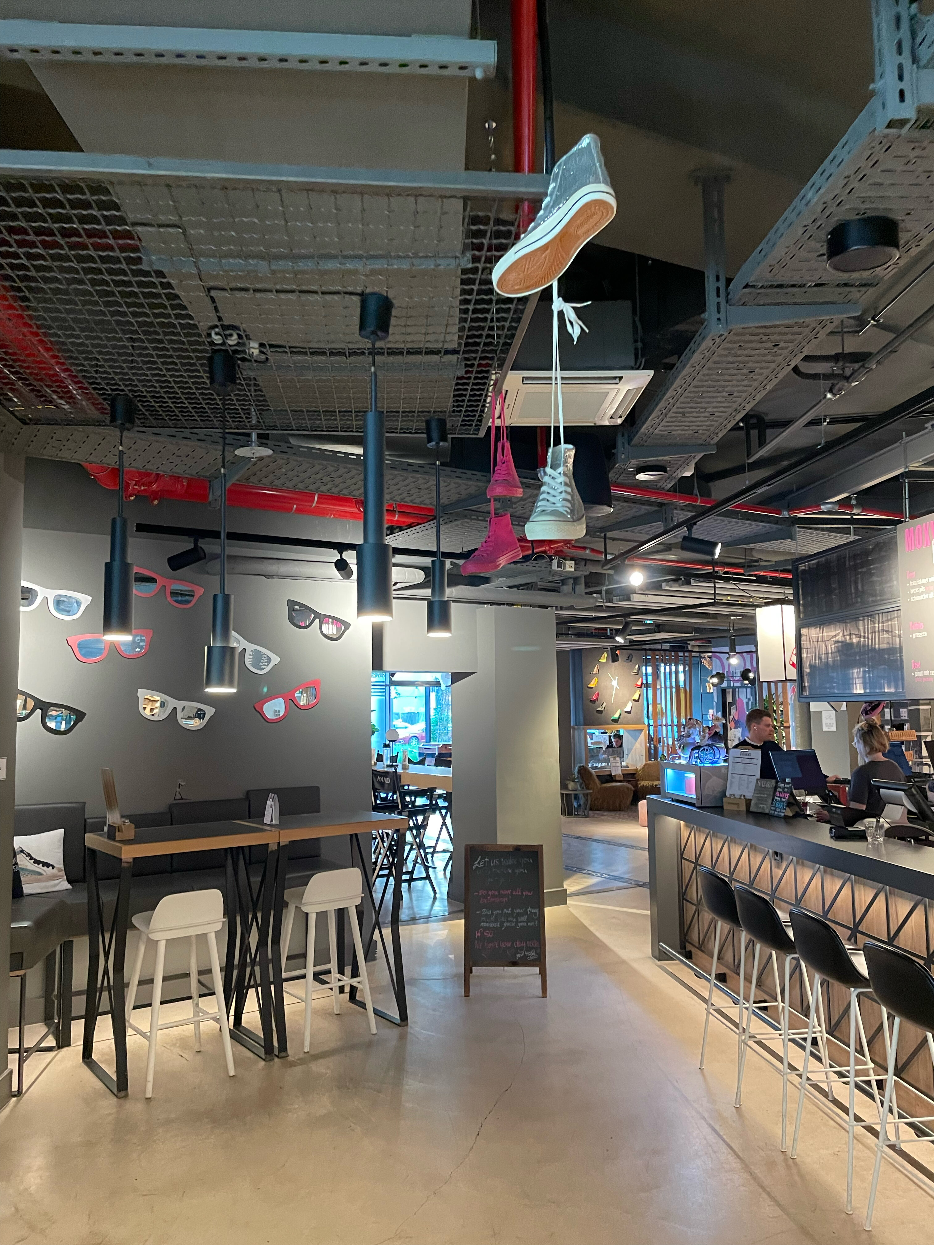 Фото Moxy Duesseldorf City