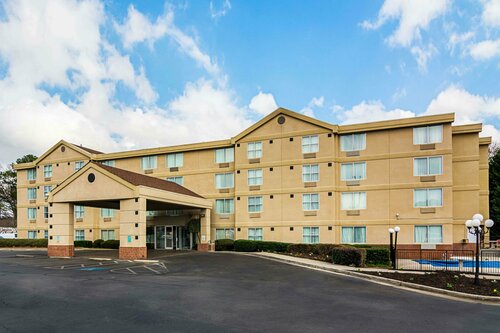 Гостиница Quality Suites Atlanta Airport East