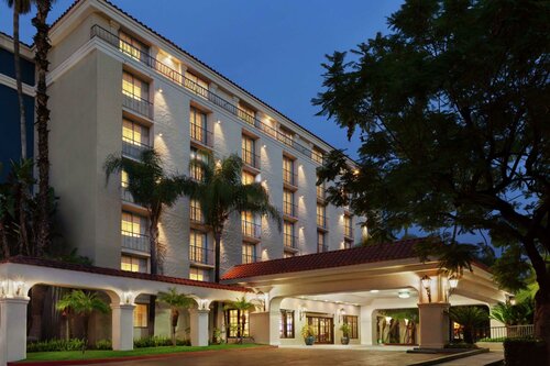 Гостиница Embassy Suites by Hilton Arcadia Pasadena Area в Аркадии