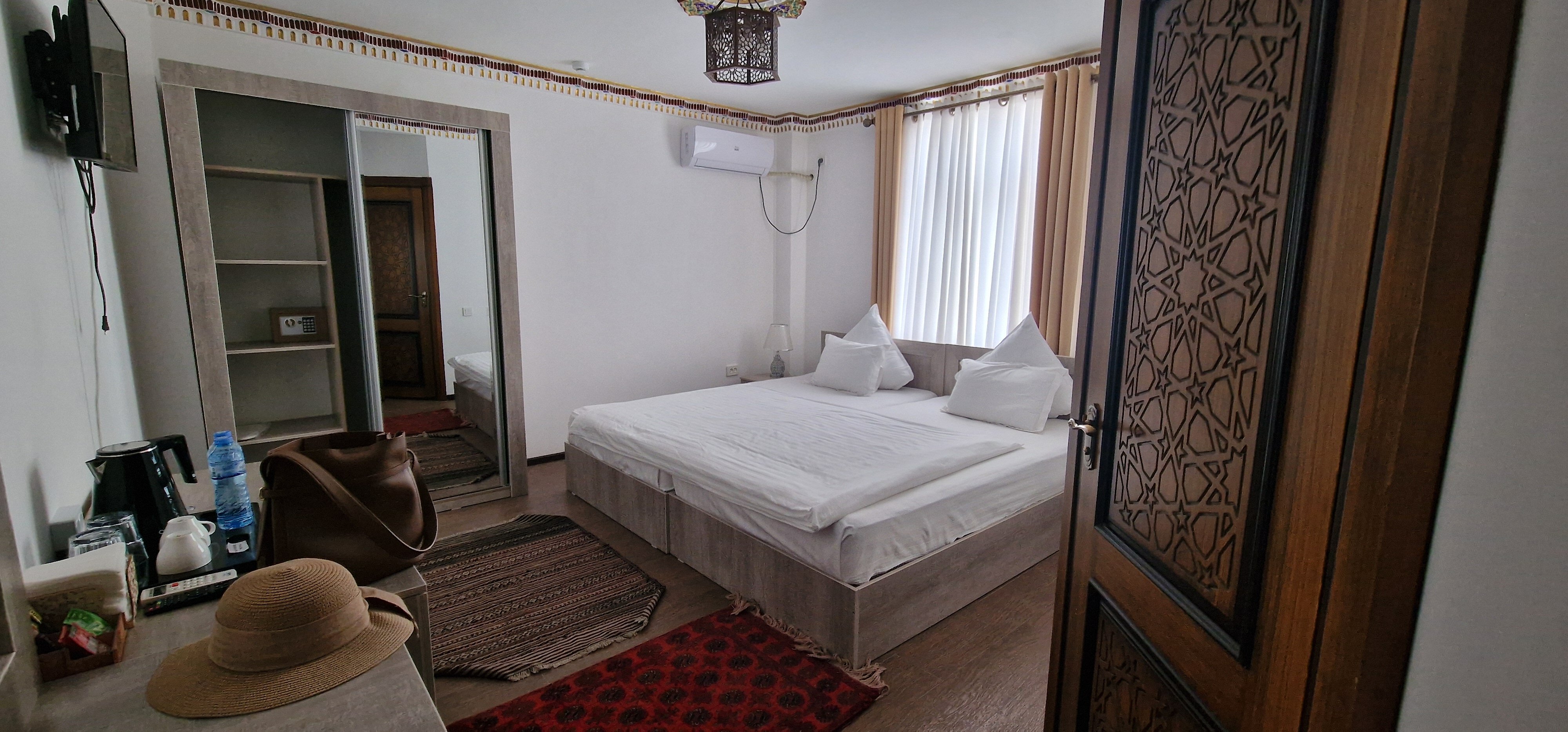 Фото Suzangaron Hotel