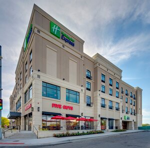 Гостиница Holiday Inn Express & Suites Kansas City Ku Medical Center, an Ihg Hotel