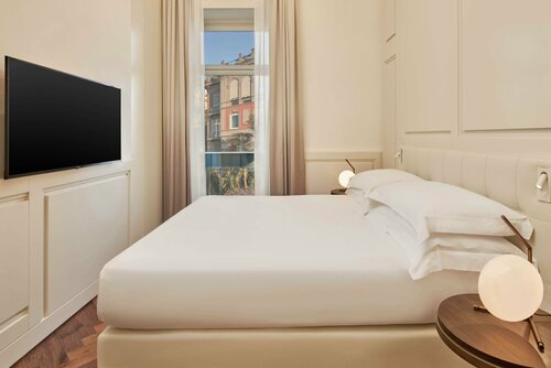 Гостиница The Britannique Hotel Naples, Curio Collection by Hilton в Неаполе