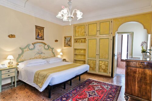 Гостиница Hotel La Fenice Et Des Artistes в Венеции