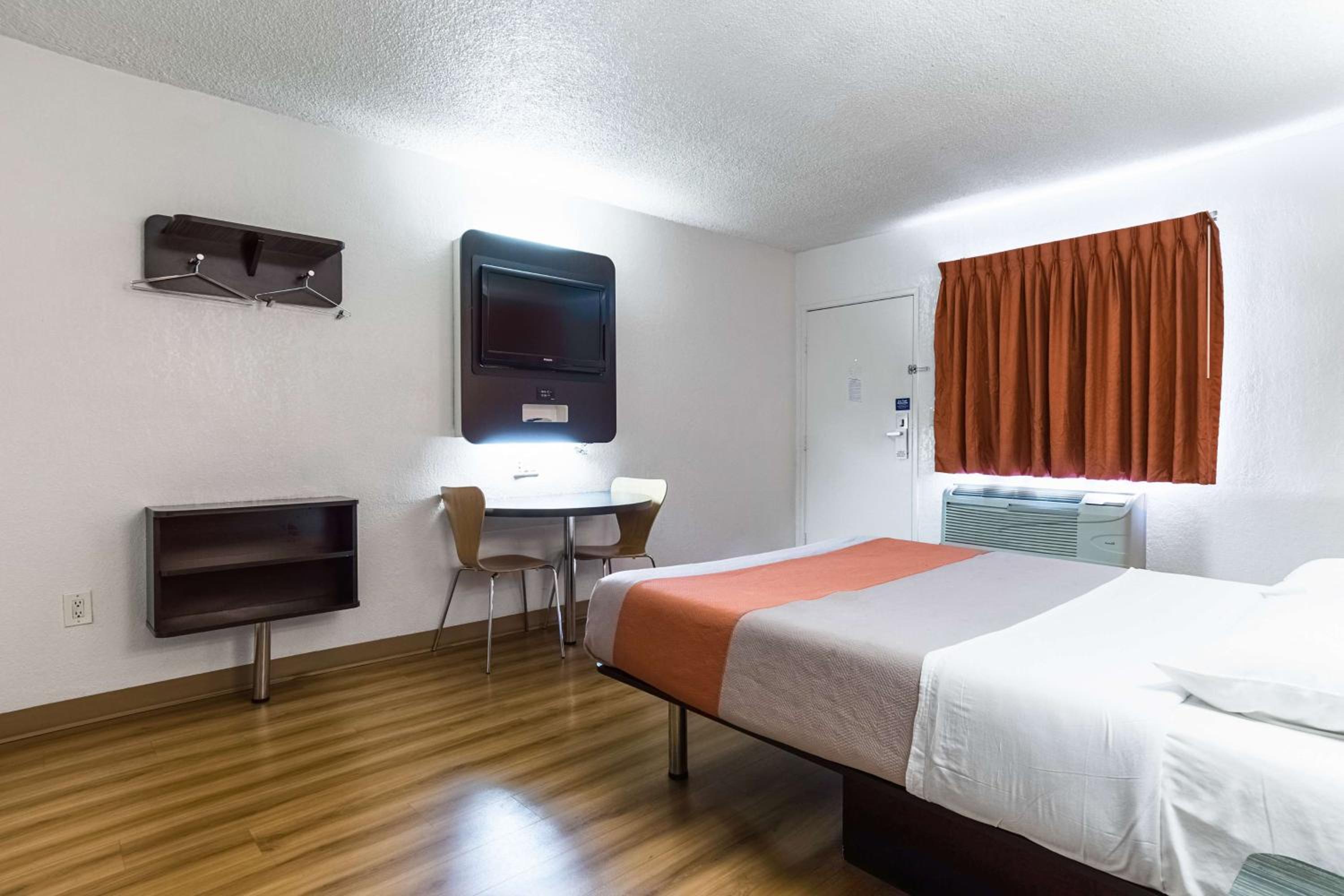 Фото Motel 6 Long Beach, Ca - International City