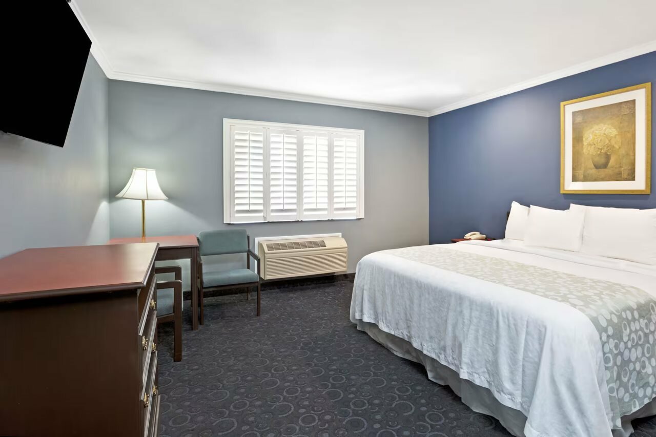 Фото Days Inn by Wyndham West Covina
