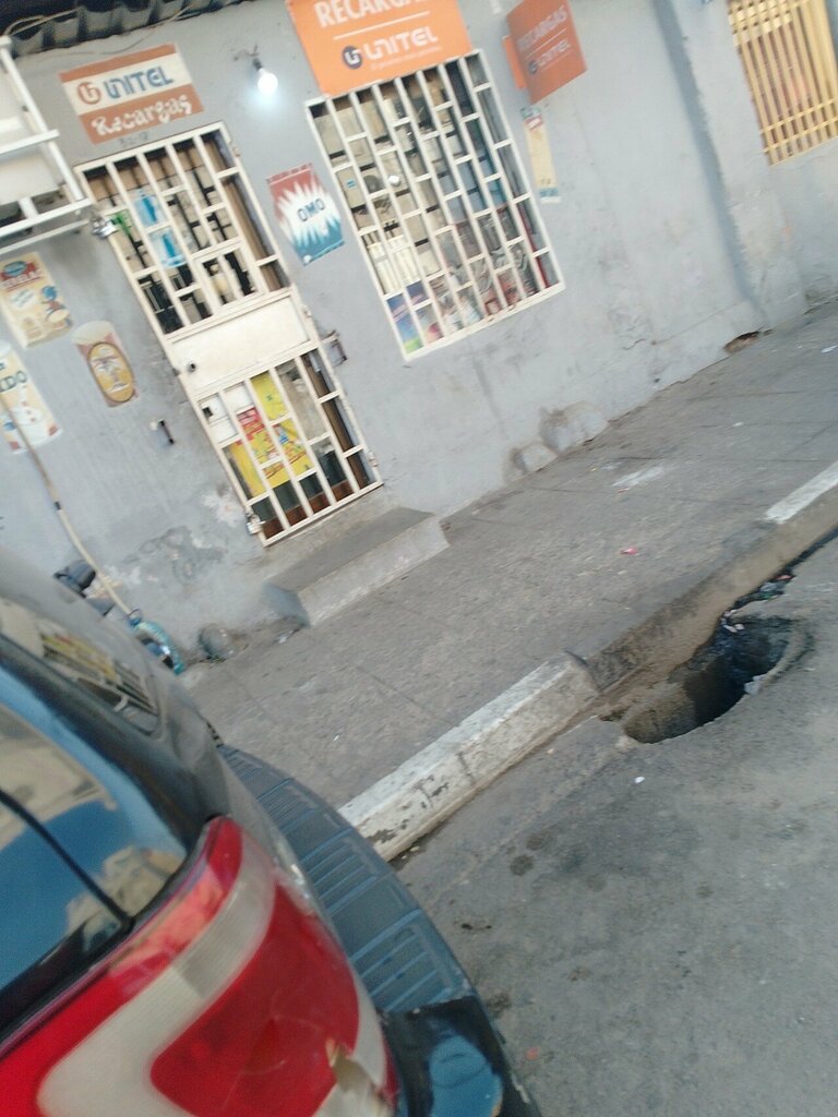 Mobile phone store Unitel, Loanda, photo