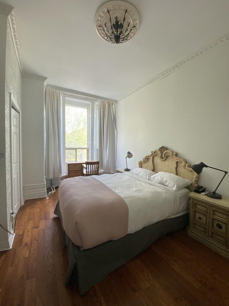 Фото Ambrose House & Café