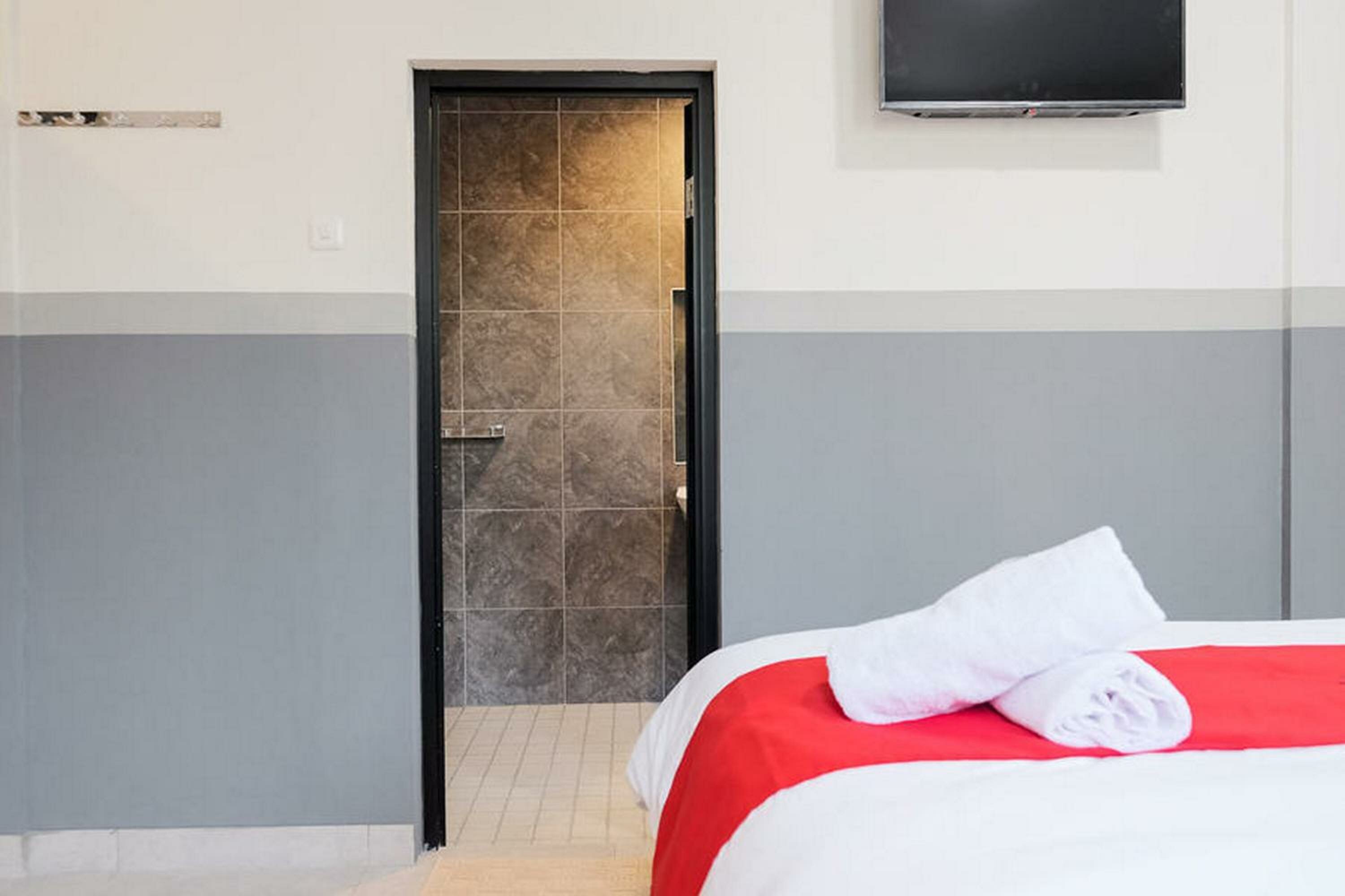 Фото RedDoorz Plus near Taman Anggrek Mall