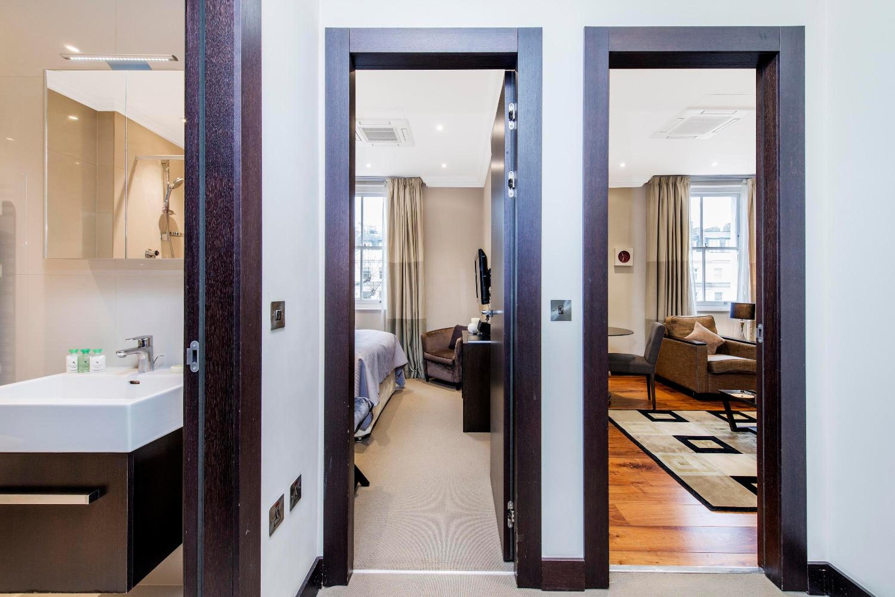 Фото 130 Queen's Gate Apartments