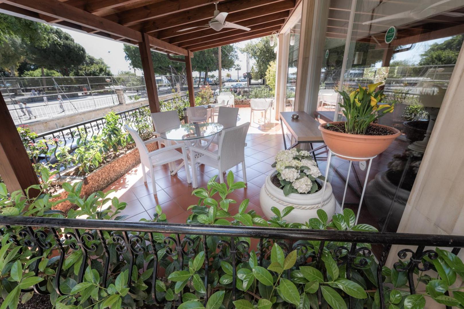 Фото Chrielka Hotel Apartments