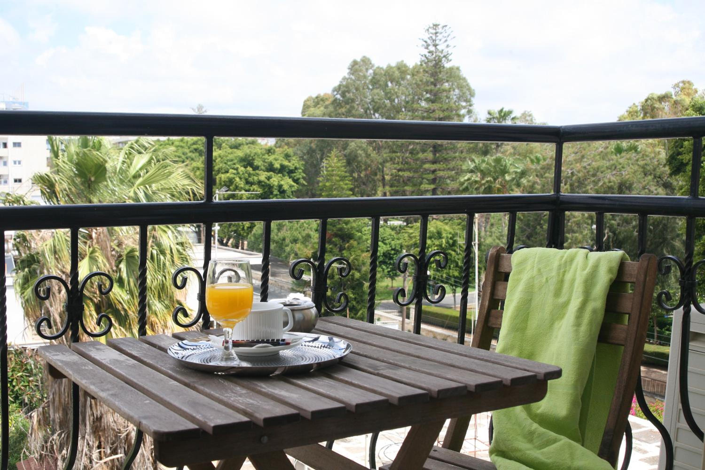 Фото Chrielka Hotel Apartments