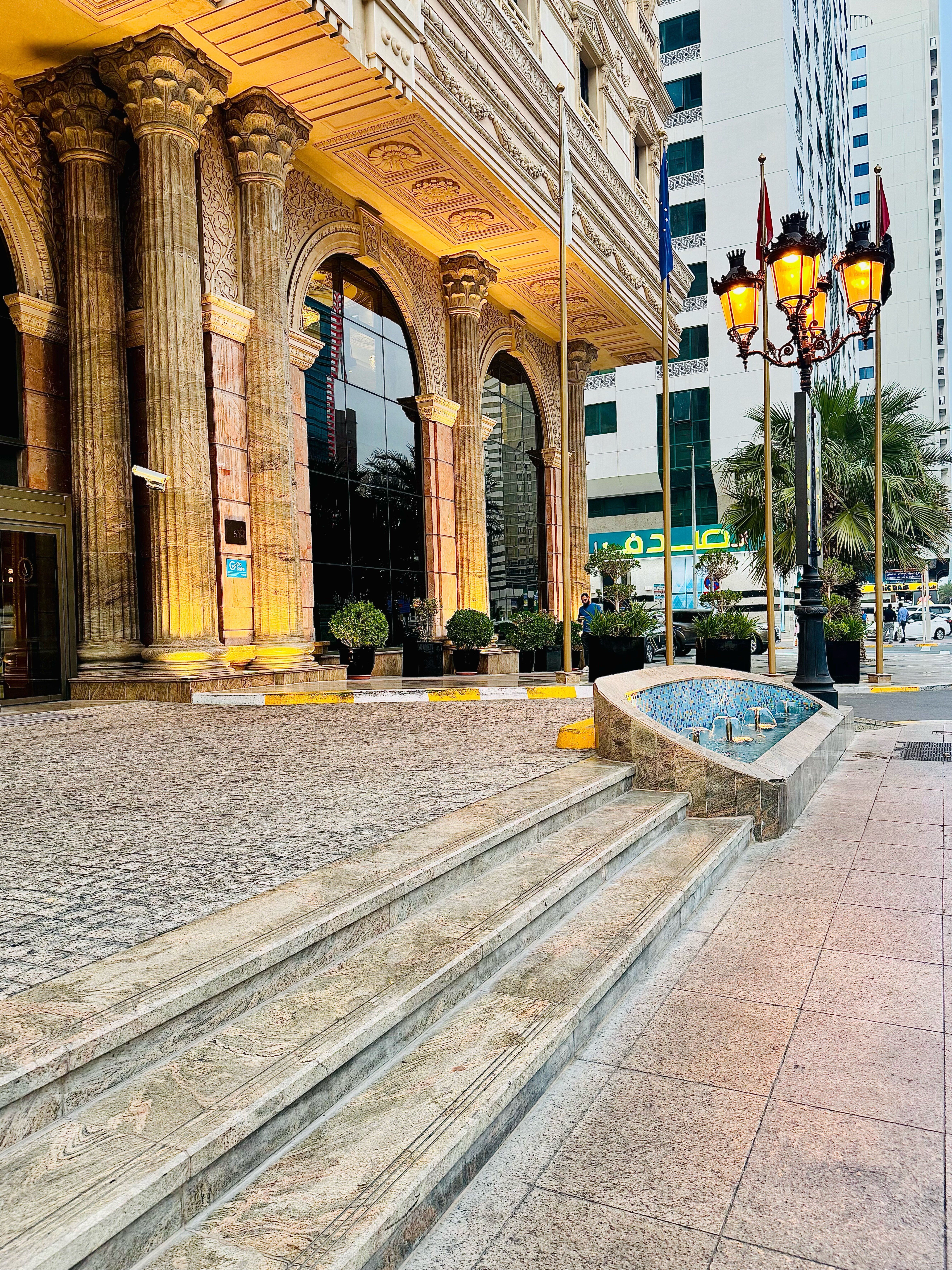 Фото Royal Rose Abu Dhabi, a Curio Collection by Hilton Affiliated Hotel