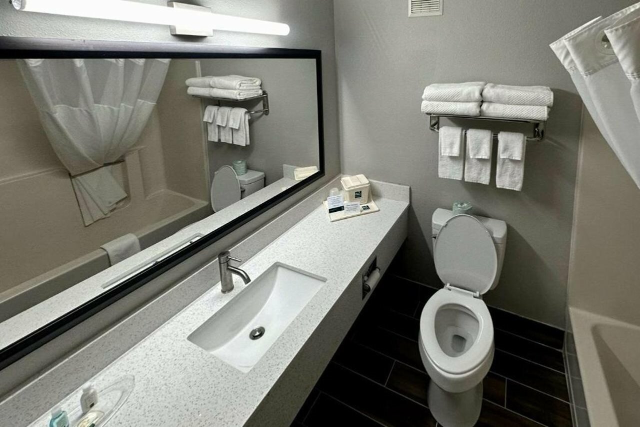 Фото Quality Suites Near West Acres
