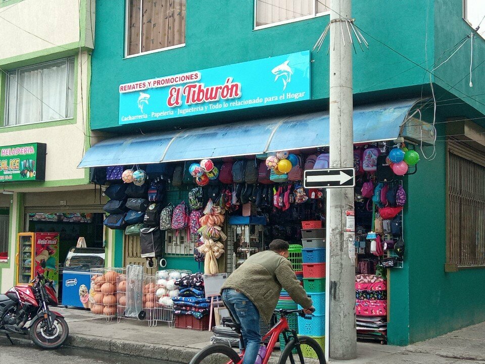 Bags and suitcases store El Tiburón, Bogota, photo