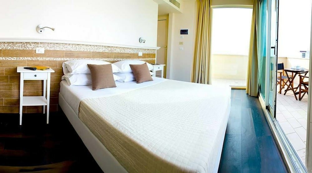 Фото Mona Lisa Hotel