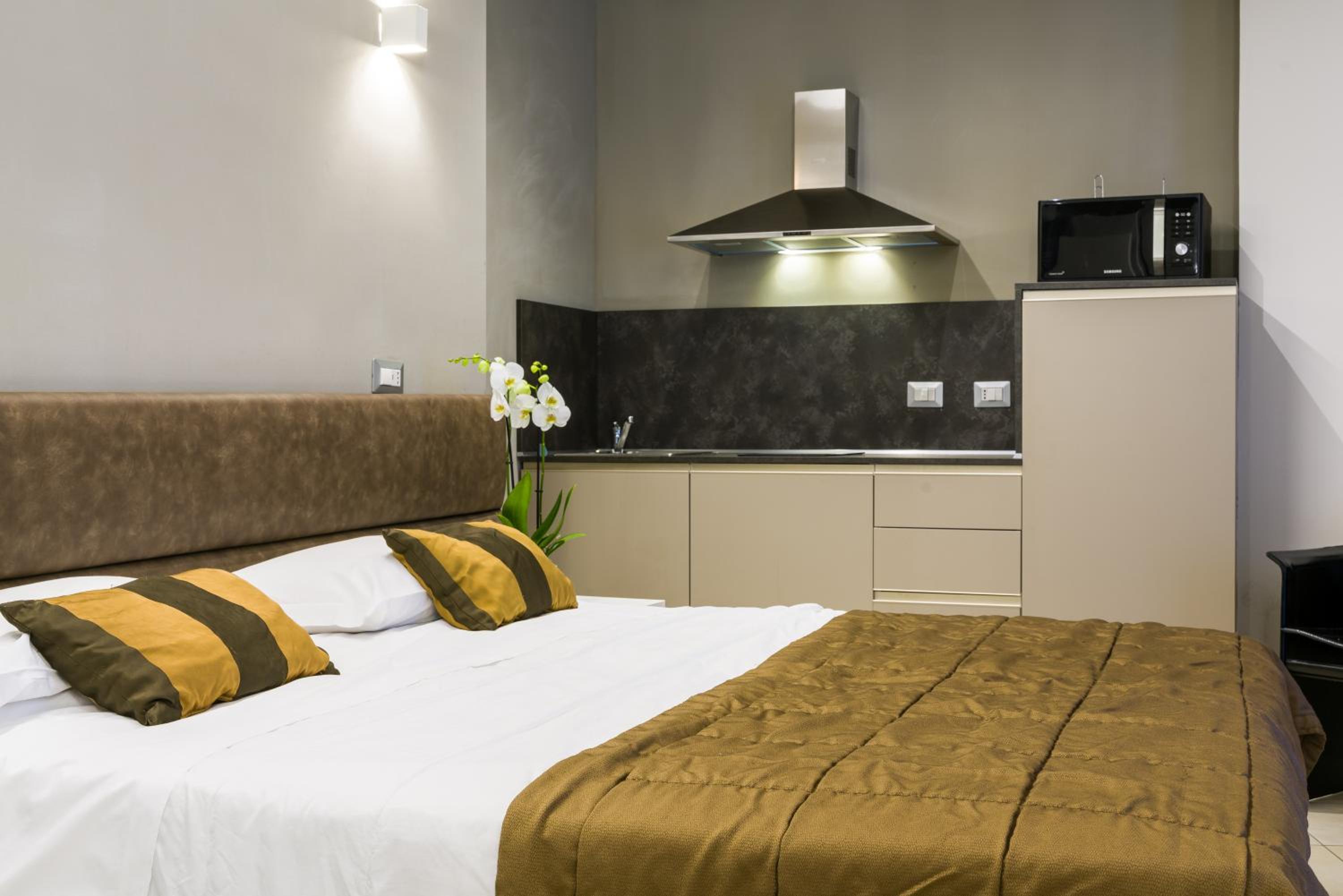 Фото Astoria Suite Apartments