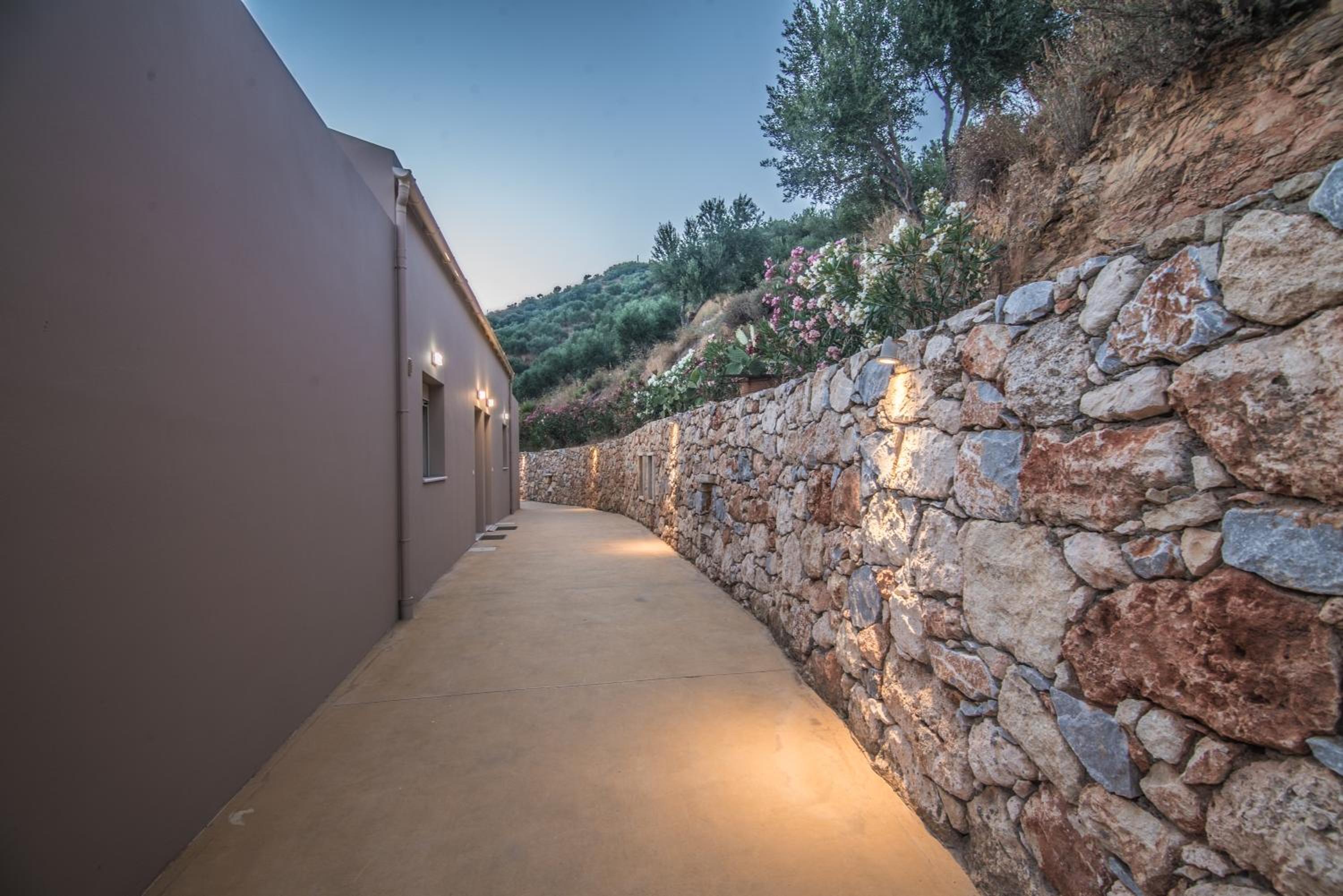 Фото Αksos Suites Accessible Accommodation