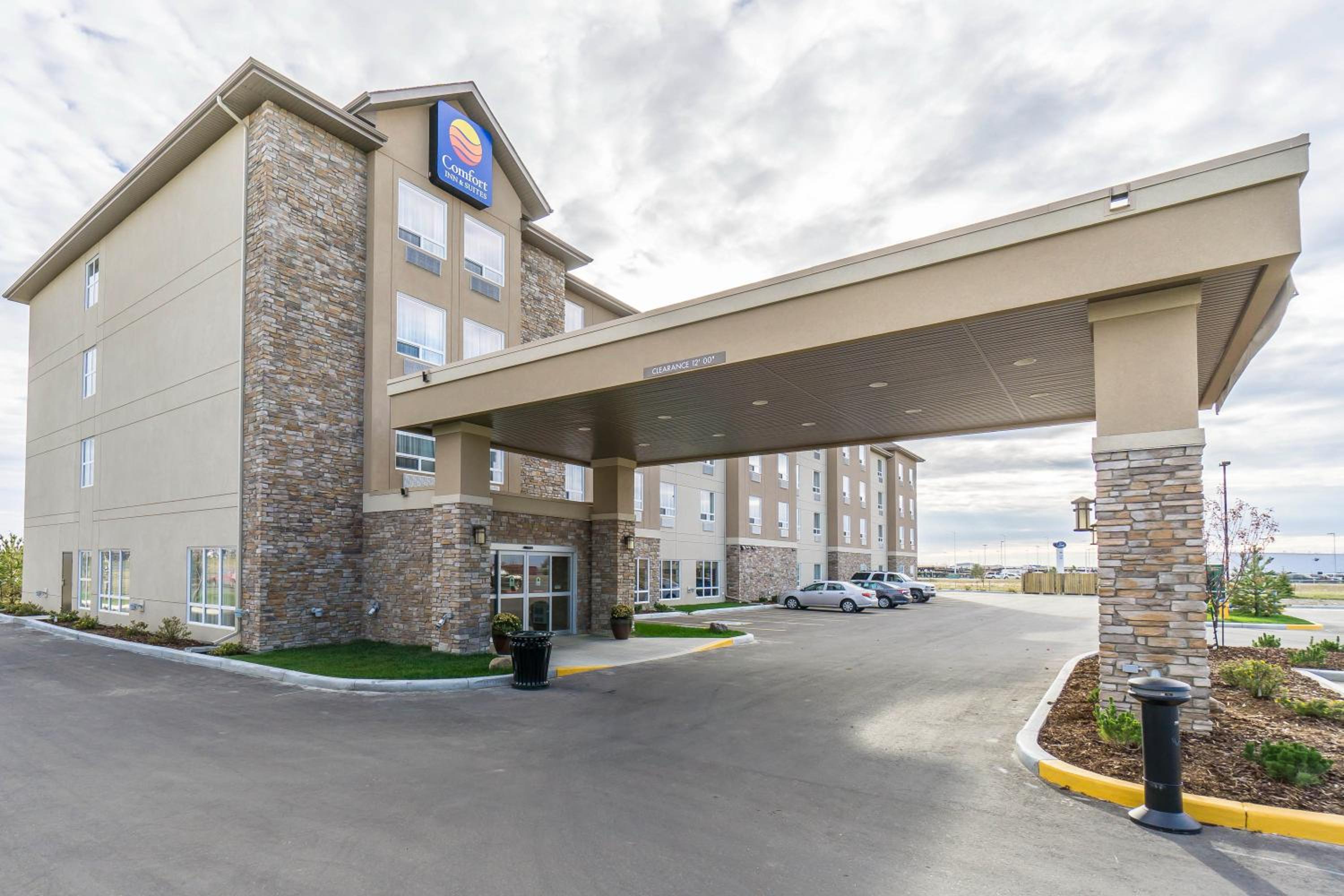 Фото Comfort Inn & Suites Edmonton International Airport