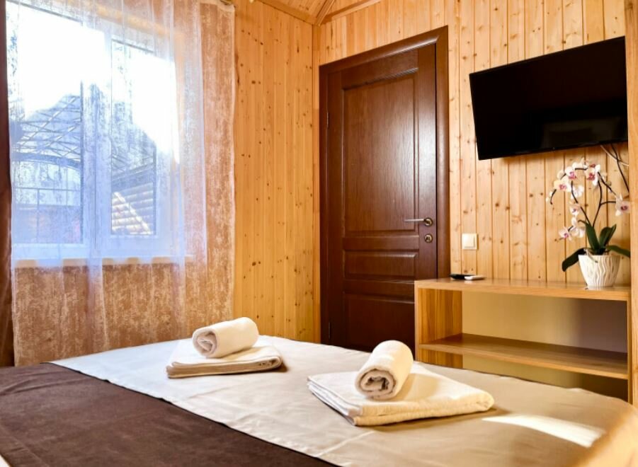 Фото У пруда от Травел Хотелс Антураж