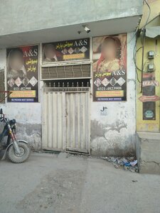 A A beauty saloon (Kot Lakhpat, 48D), hairdresser