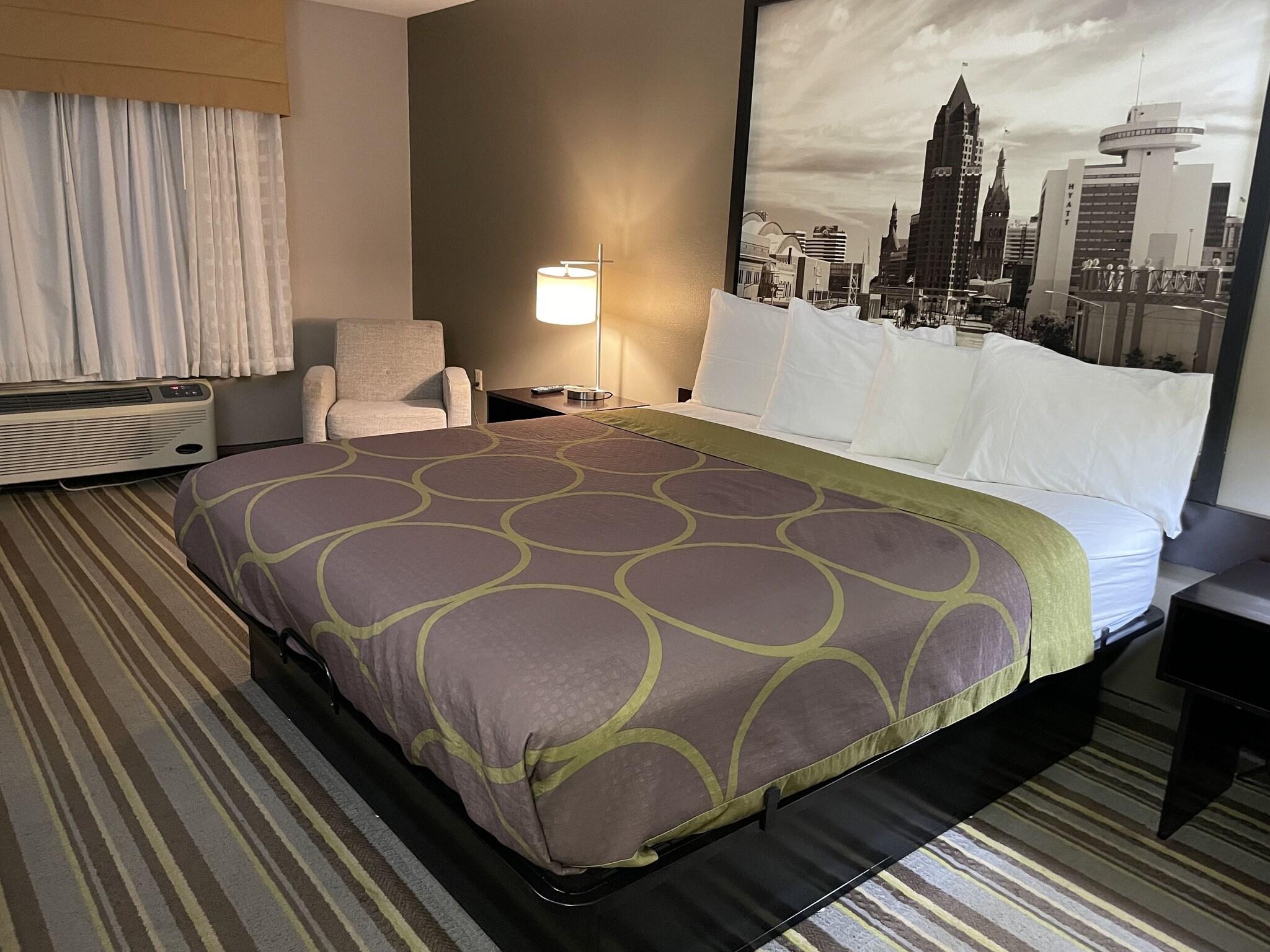 Фото Super 8 by Wyndham Delavan Near Lake Geneva