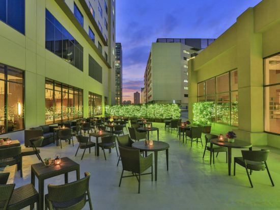 Фото Holiday Inn & Suites Makati, an Ihg Hotel