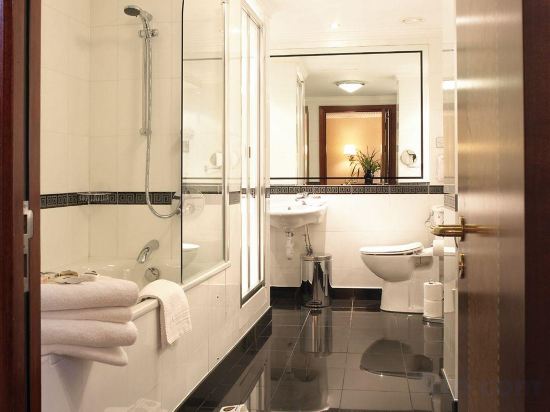 Фото Leonardo Royal Hotel London City - Tower of London