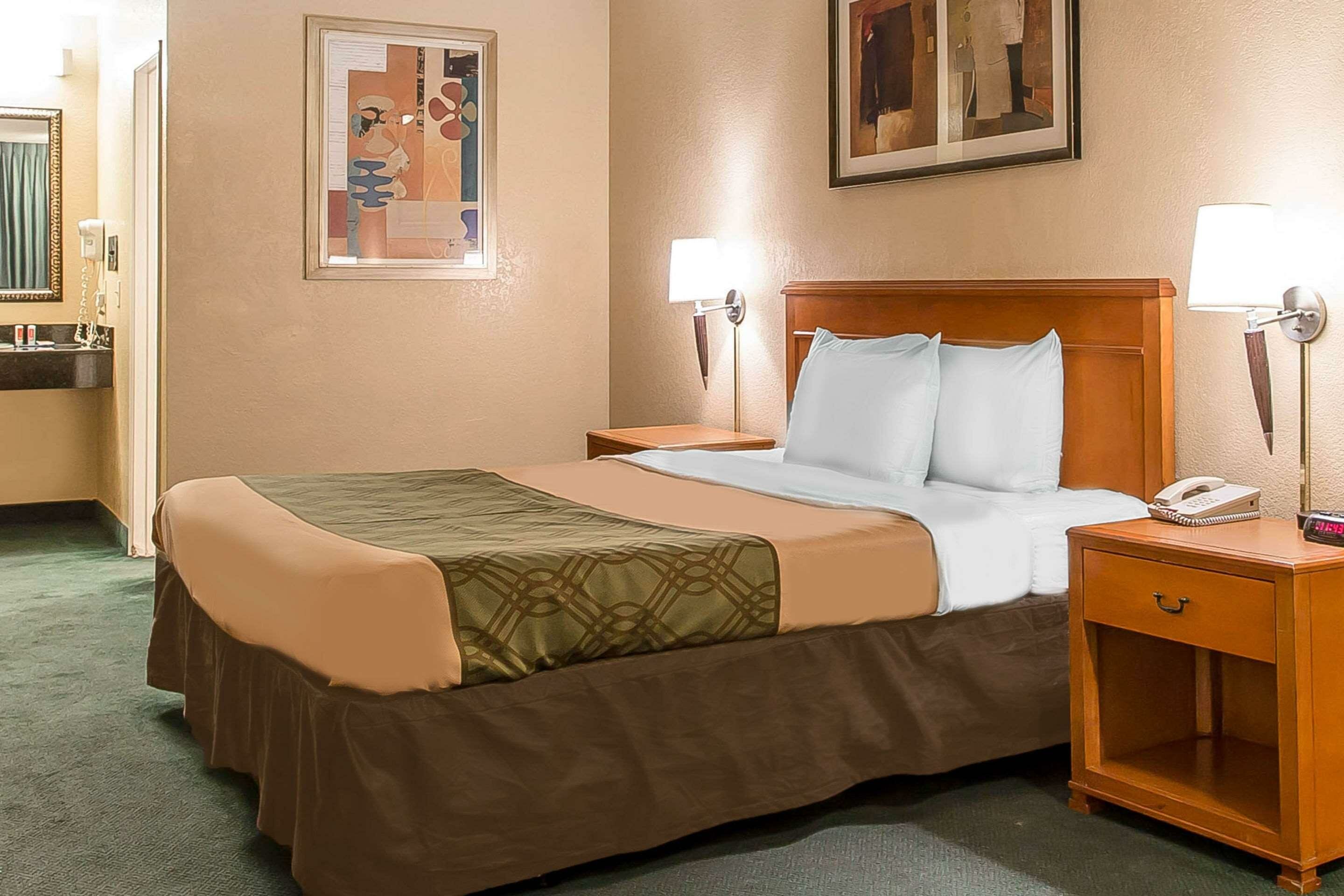 Фото Econo Lodge Inn & Suites El Cajon San Diego East