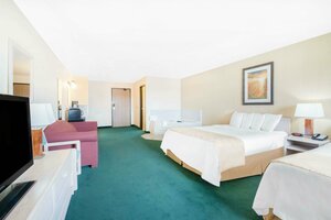 Гостиница Days Inn & Suites by Wyndham Fargo 19th Ave/Airport Dome