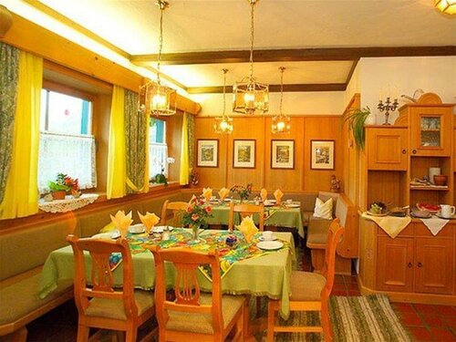 Гостиница People's Hotel в Капруне
