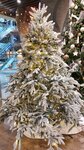 LuxElka (Prinevskaya Street, 9Д) ، زينة وأشجار عيد الميلاد