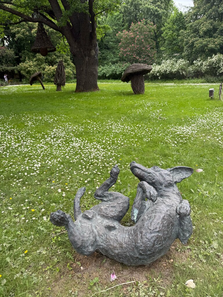 Genre sculpture Статуя резвящейся собаки, Moscow, photo
