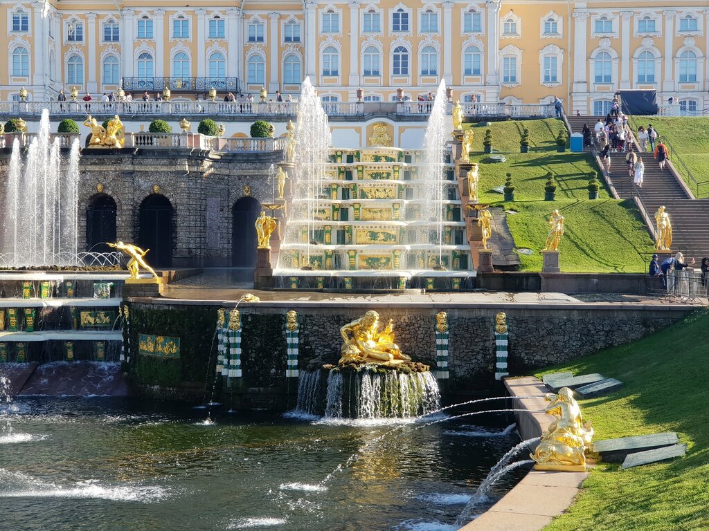 Fountain Volkhov Fountain, Peterhof, photo