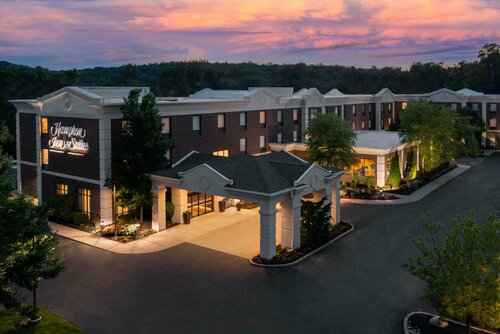 Внешний вид отеля Hampton Inn & Suites Hartford/Farmington в Фармингтоне, фото 4