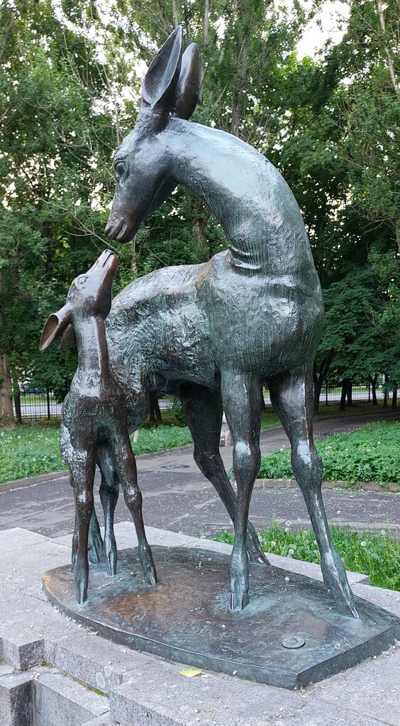 Жанровая скульптура Олень с оленёнком, Москва, фото