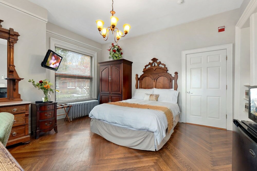 Фото The DeBary Inn